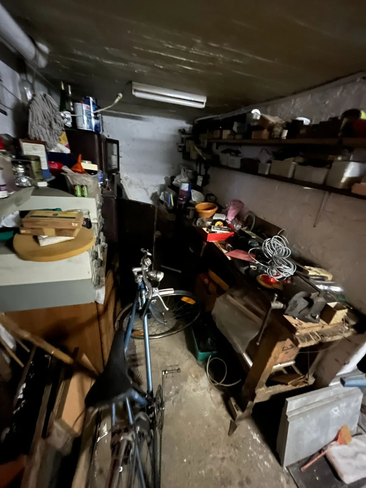Garage et atelier encombrés avant vide maison — chantier 11
