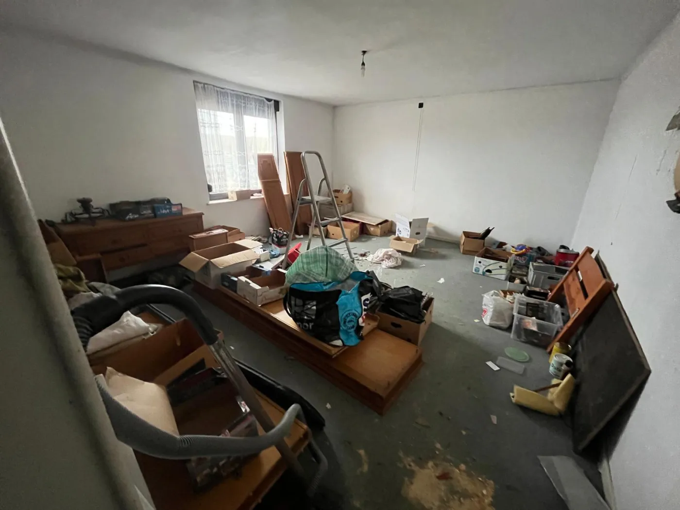 Intérieur meublé avant vide maison — chantier 3